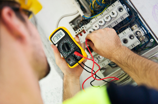 Voltmeter für den Einsatz an industriellen Fertigungsanlagen.